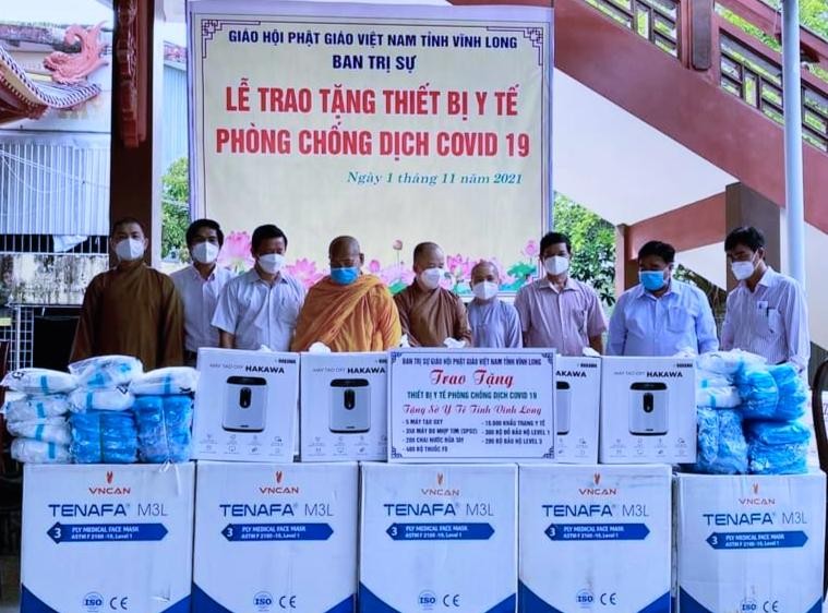 Ban Trị sự Phật giáo tỉnh Vĩnh Long trao tặng vật tư y tế phòng chống Covid-19 đến Sở Y tế tỉnh, ngày 1-11