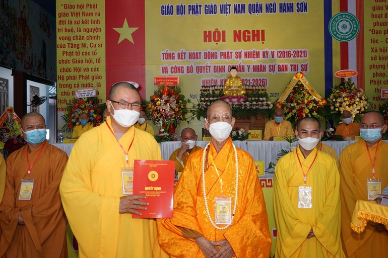 Thượng tọa Thích Pháp Châu nhận quyết định làm Trưởng ban Trị sự Phật giáo quận Ngũ Hành Sơn nhiệm kỳ VI (2021-2026)