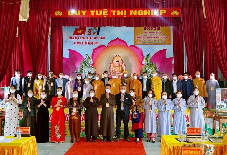 Chư tôn đức Tăng, Ni, đại biểu chính quyền các cấp chụp hình lưu niệm cùng tân Ban Trị sự Phật giáo TP.Sầm Sơn