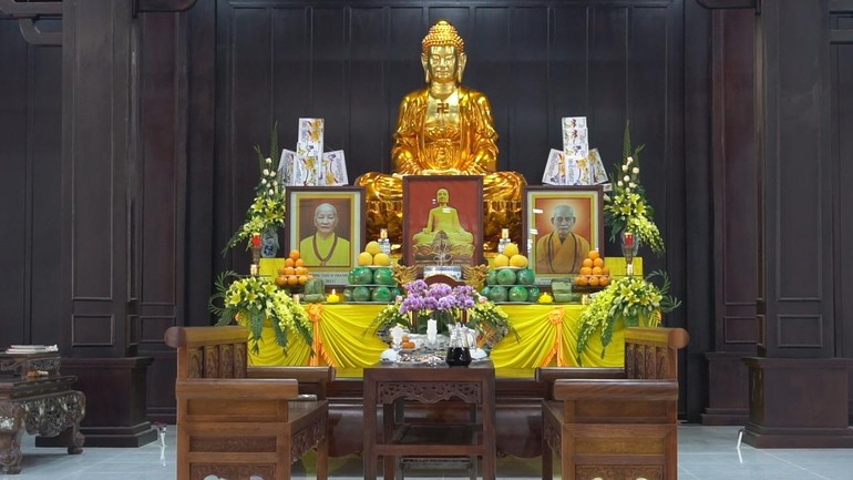 Lễ đài học viện tôn trí di ảnh Đức vua - Phật Hoàng Trần Nhân Tông, Đức Pháp chủ GHPGVN và Trưởng lão Hòa thượng Thích Thanh Tứ