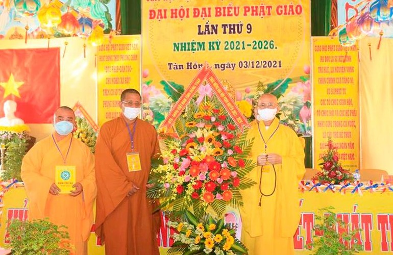 Ban Trị sự Phật giáo tỉnh Đồng Tháp tặng hoa chúc mừng Đại hội đại biểu Phật giáo huyện Tân Hồng lần IX, nhiệm kỳ 2021-2026