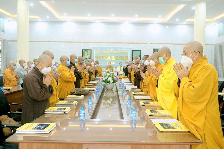 Chư tôn đức niệm Phật cầu gia hộ trước khi tiến hành phiên họp