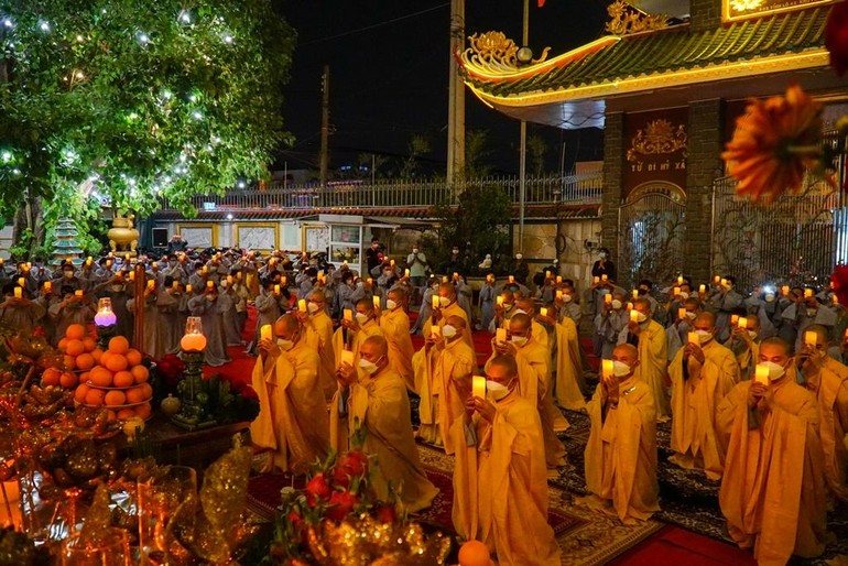Chư Tăng và Phật tử chùa Vạn Đức thắp sáng hoa đăng cầu nguyện