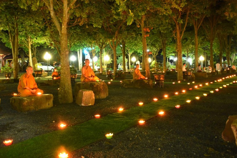 Đêm hoa đăng Kỷ niệm ngày Phật thành đạo tại tịnh xá Trúc Lâm