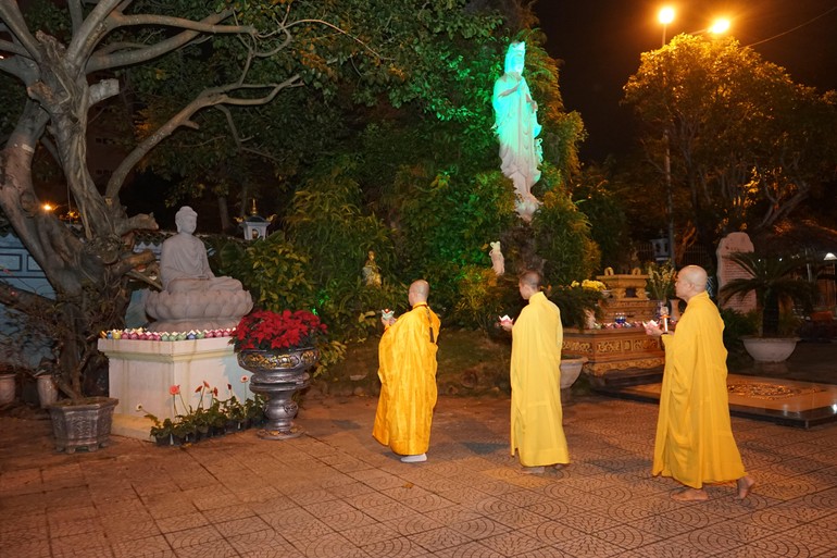 Chùa Bà Đa thắp nến mừng Kỷ niệm ngày Phật thành đạo