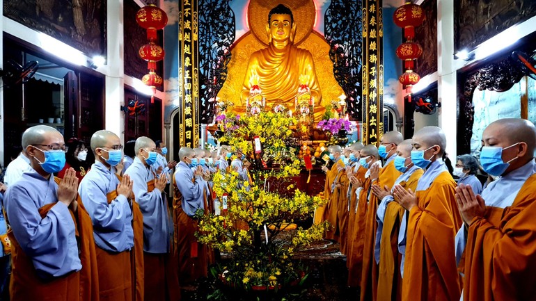 Thiêng liêng lễ đón giao thừa - vía Đức Phật Di Lặc, mừng năm mới Nhâm Dần 2022