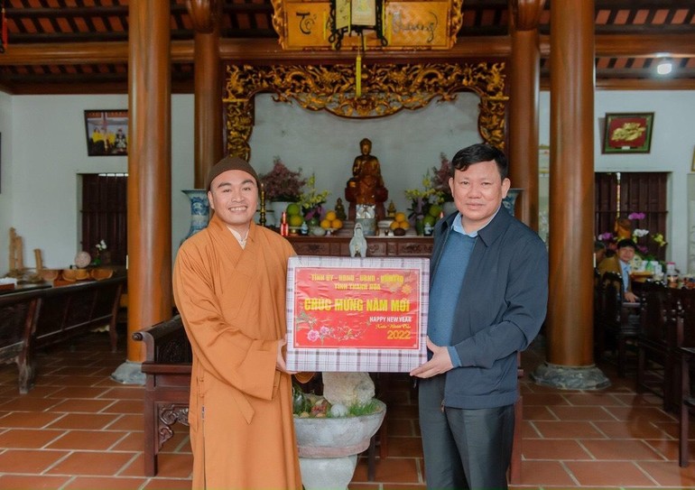 Tặng quà lưu niệm đến Đại đức trụ trì chùa Lục Nghĩa Trúc nhân dịp đầu năm mới
