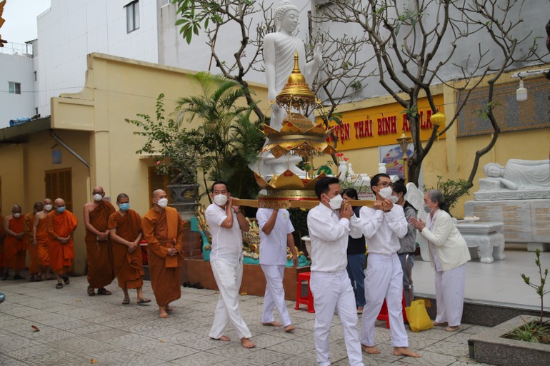 Diễu hành cung nghinh tôn tượng Đức Phật Thích Ca Mâu Ni