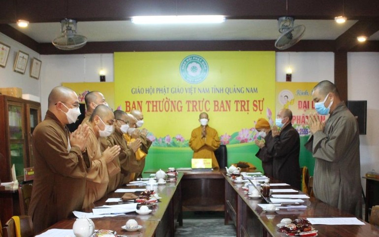 Chư tôn đức niệm Phật cầu gia hộ trước khi tiến hành cuộc họp