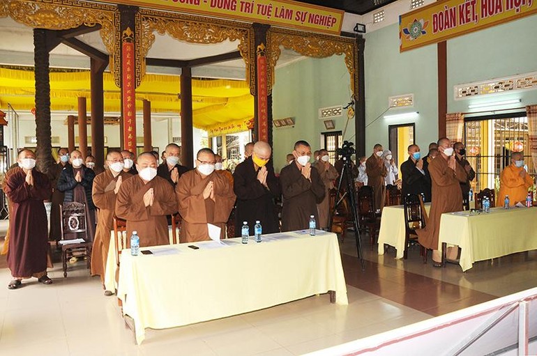 Niệm Phật cầu gia hộ trước khi tiến hành phiên họp