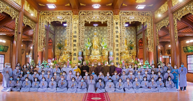 Chư Tăng chùa Diệu Pháp cùng đạo tràng Phật tử trong buổi tặng quà từ thiện tại chùa Thiên Quang 