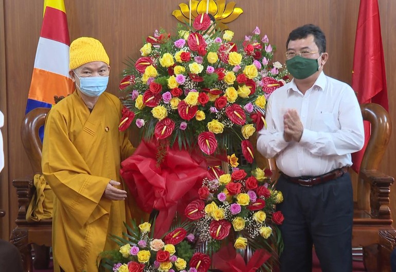 Đại diện đoàn lãnh đạo tỉnh Tây Ninh tặng hoa chúc mừng Đại lễ Phật đản đến Ban Trị sự GHPGVN tỉnh