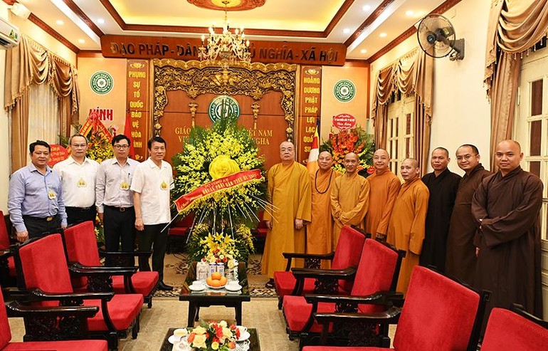 Bộ Công an tặng hoa chúc mừng GHPGVN nhân Đại lễ Phật đản Phật lịch 2566