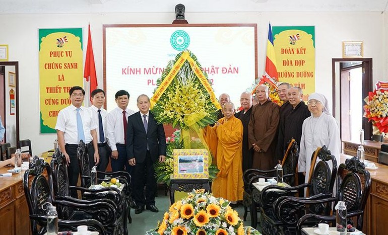 Đoàn lãnh đạo tỉnh Thừa Thiên Huế tặng hoa chúc mừng Đại lễ Phật đản Phật lịch 2566