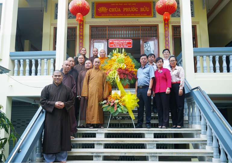 Đoàn lãnh đạo quận Bình Thạnh tặng hoa chúc mừng Đại lễ Phật đản Phật lịch 2566 tại chùa Phước Bửu