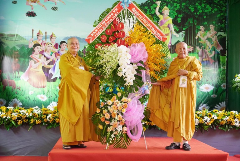 Hòa thượng Thích Minh Ngạn, Phó ban Trị sự Phật giáo tỉnh Đồng Nai thay mặt Ban Trị sự tặng hoa chúc mừng Đại lễ Phật đản Phật lịch 2566