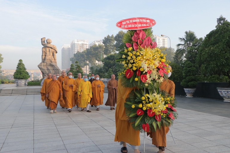 Đoàn Ban Trị sự Phật giáo TP.Thủ Đức dâng hoa tưởng niệm tại Nghĩa trang Liệt sĩ TP.HCM