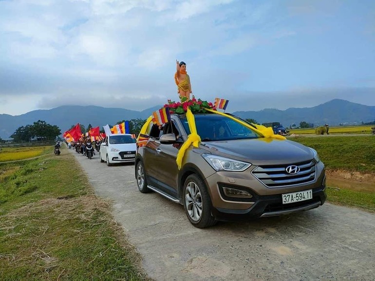 Diễu hành xe hoa, rước Phật đản sanh tại chùa Đại Tuệ