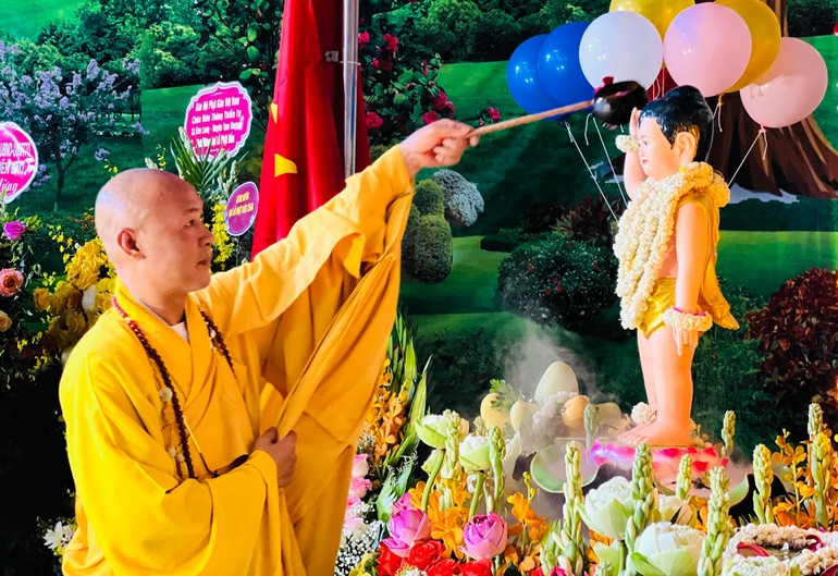 Chư Tăng thực hiện nghi thức Tắm Phật truyền thống