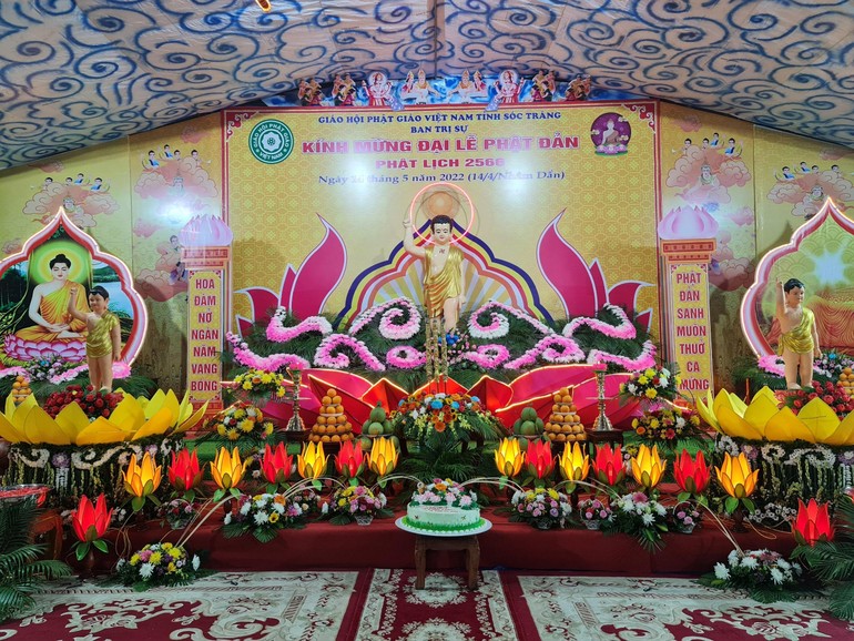 Lễ đài Kính mừng Đại lễ Phật đản Phật lịch 2566 tại chùa Hương Sơn