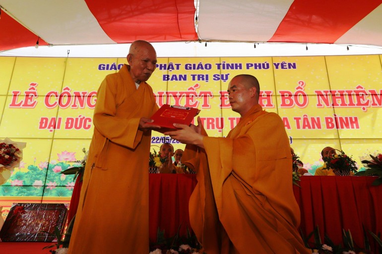 Hòa thượng Thích Đồng Tiến trao quyết định bổ nhiệm trụ trì chùa Tân Bình đến Đại đức Thích Lệ Ngạn