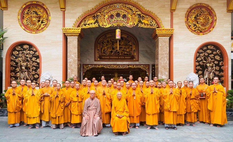 Hòa thượng Thích Minh Thông chụp ảnh lưu niệm cùng chư hành giả an cư tại chùa Hưng Phước