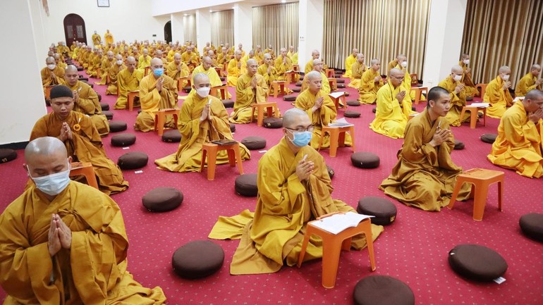 Chư Tăng Học viện Phật giáo VN tại Hà Nội tham dự lễ bố-tát