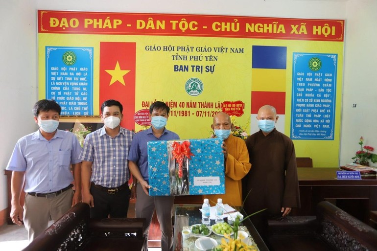 Ông Trương Ngọc Tuấn, Giám đốc Sở Nội vụ chúc mừng Phật giáo tỉnh Phú Yên nhân Kỷ Niêm 40 thành lập GHPGVN