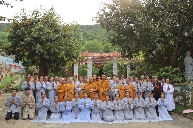Đông đảo Phật tử tham dự khóa tu một ngày tại tịnh xá Linh Sơn