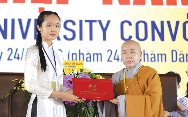 Phật tử Lệ Ánh trong ngày nhận bằng tốt nghiệp cử nhân Phật học năm 2022