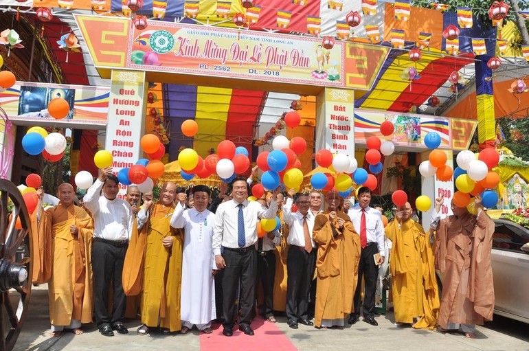 Chư tôn đức trong Ban Trị sự GHPGVN tỉnh Long An cùng đại diện chính quyền thả bong bóng với thông điệp cầu hòa bình cho nhân loại nhân Đại lễ Kính mừng Phật đản Phật lịch 2562
