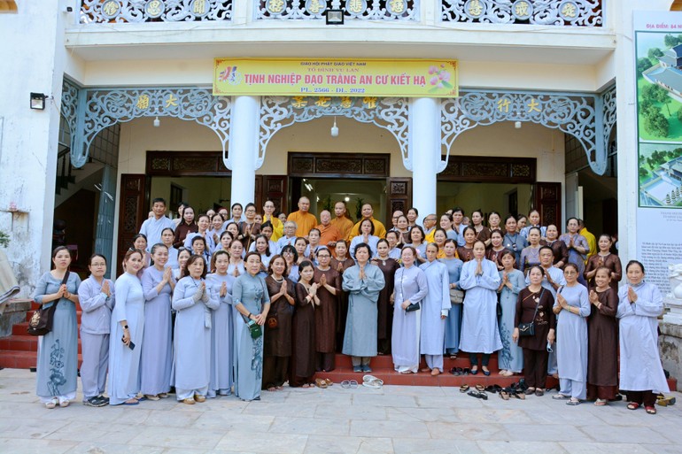 Đoàn Ban Trị sự Phật giáo quận Ngũ Hành Sơn cùng các Phật tử cúng dường mùa an cư tại tổ đình Vu Lan