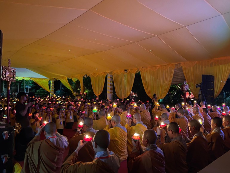 Hơn 300 ngọn nến được chư Tăng Ni và các khóa sinh thắp sáng trong đêm lễ "Tứ trọng ân"