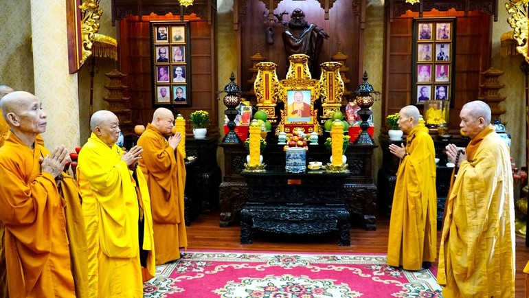 Chư tôn Hòa thượng tham dự lễ bố-tát định kỳ tại chùa Minh Đạo 