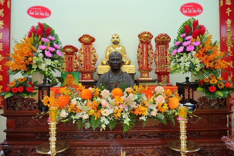 Tôn tượng cố Hòa thượng Thích Huệ Hiển tại tổ đường chùa Giác Quang