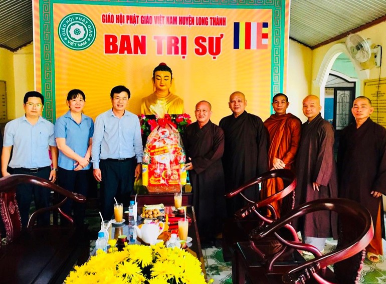 Ban Tôn giáo tỉnh Đồng Nai tặng quà đến Ban Trị sự Phật giáo huyện Long Thành nhân mùa An cư kiết hạ Phật lịch 2566