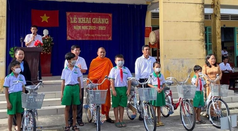 Trao tặng xe đạp cho các em học sinh Trường Tiểu học Tập Sơn