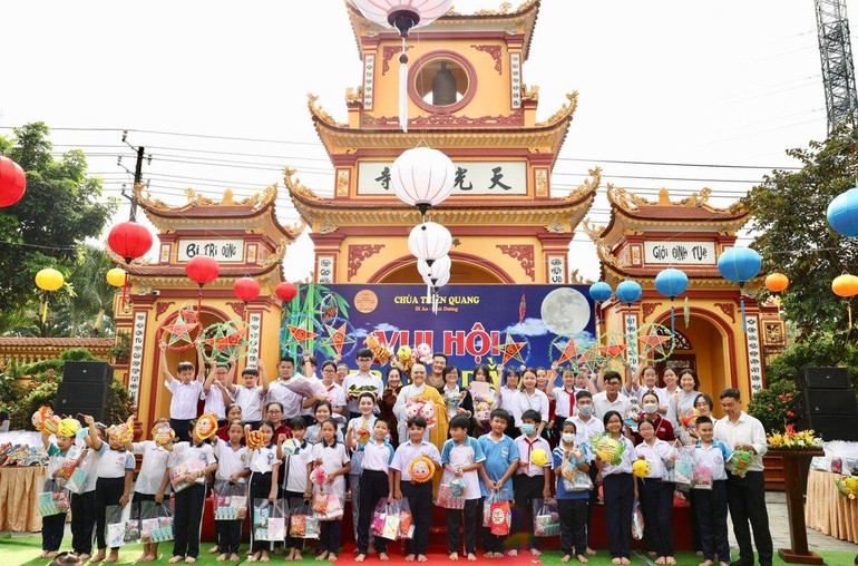 Các em thiếu nhi về chùa Thiên Quang tham dự chương trình "Vui hội trăng rằm"