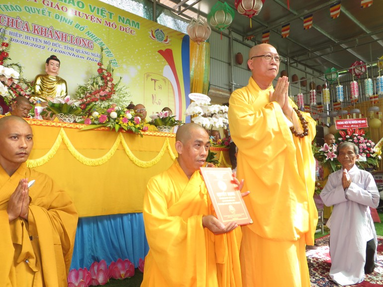 Đại đức Thích Thông Huy trao quyết định bổ nhiệm trụ trì chùa Khánh Long đến Đại đức Thích Giác Trí