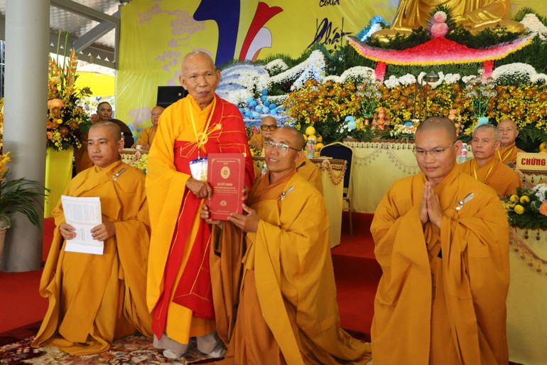 Hòa thượng Thích Đồng Tiến trao quyết định bổ nhiệm trụ trì thiền viện Trúc Lâm Phú Yên đến Đại đức Thích Đạt Ma Quang Hải