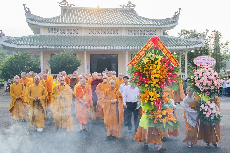 Đoàn Ban Trị sự GHPGVN tỉnh Đồng Nai đặt vòng hoa tưởng niệm tại Nghĩa trang Liệt sĩ tỉnh