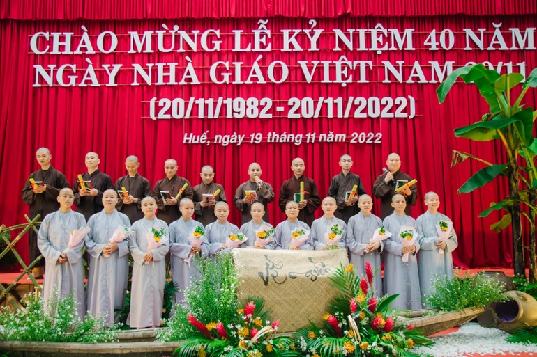 Đại diện Tăng Ni sinh dâng lời tri ân nhân ngày Nhà giáo Việt Nam 20-11