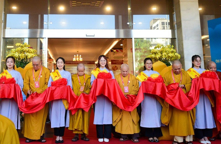 Chư tôn đức cắt băng khai mạc triển lãm “Phật giáo Việt Nam - Dấu ấn tinh hoa”
