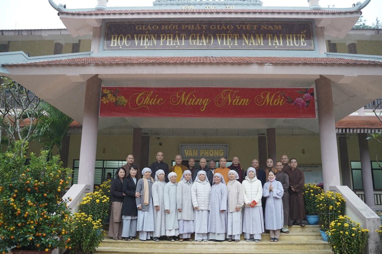 Chư tôn giáo phẩm, nhân viên Học viện Phật giáo VN tại Huế chụp hình lưu niệm nhân buổi họp mặt đầu năm mới