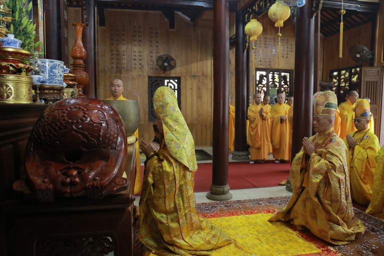 Trưởng lão Hòa thượng Thích Giác Quang, Phó Pháp chủ GHPGVN niêm hương bạch Phật tại đại hùng bảo điện tổ đình Kim Tiên