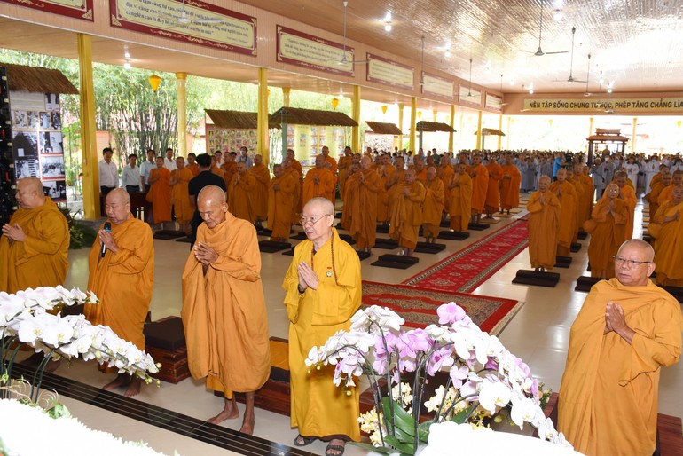 Chư Tăng, Phật tử Giáo đoàn VI - Hệ phái Khất sĩ tưởng niệm Hòa thượng Thích Giác Huệ