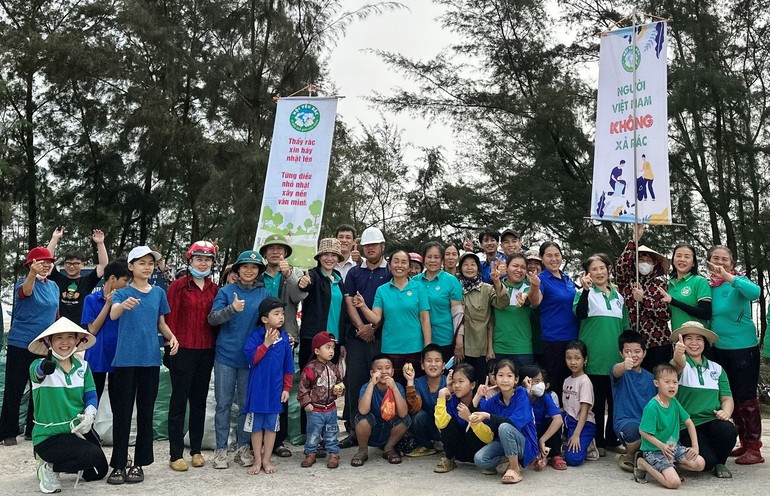 Các tình nguyện viên tham gia ngày hội "Clean day" tại X.Quỳnh Nghĩa, H.Quỳnh Lưu, Nghệ An