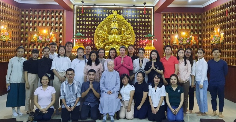 Các bạn sinh viên khoa Tâm lý học, Trường Đại học Khoa học Xã hội và Nhân văn chụp ảnh lưu niệm với Ni sư Thích nữ Huệ Dâng, trụ trì chùa Long Phước