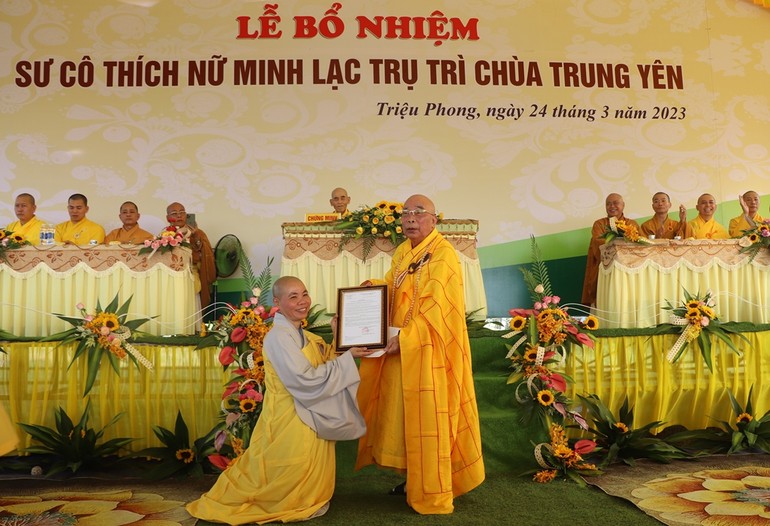 Hòa thượng Thích Thiện Tấn trao quyết định bổ nhiệm trụ trì chùa Trung Yên đến Sư cô Thích nữ Minh Lạc