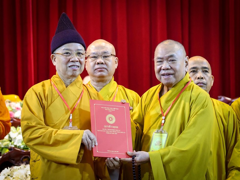 Hòa thượng Thích Thiện Pháp trao quyết định đến Hòa thượng Thích Thanh Quyết, Trưởng ban Giáo dục Phật giáo T.Ư, nhiệm kỳ 2022-2027